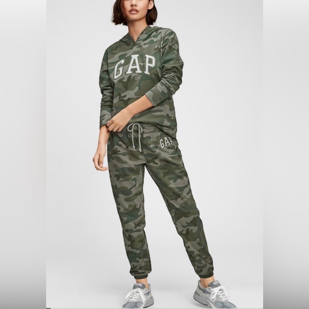 Gap Women’s Logo Joggers Size Medium Regular 
New with tags
Color: Green Camo